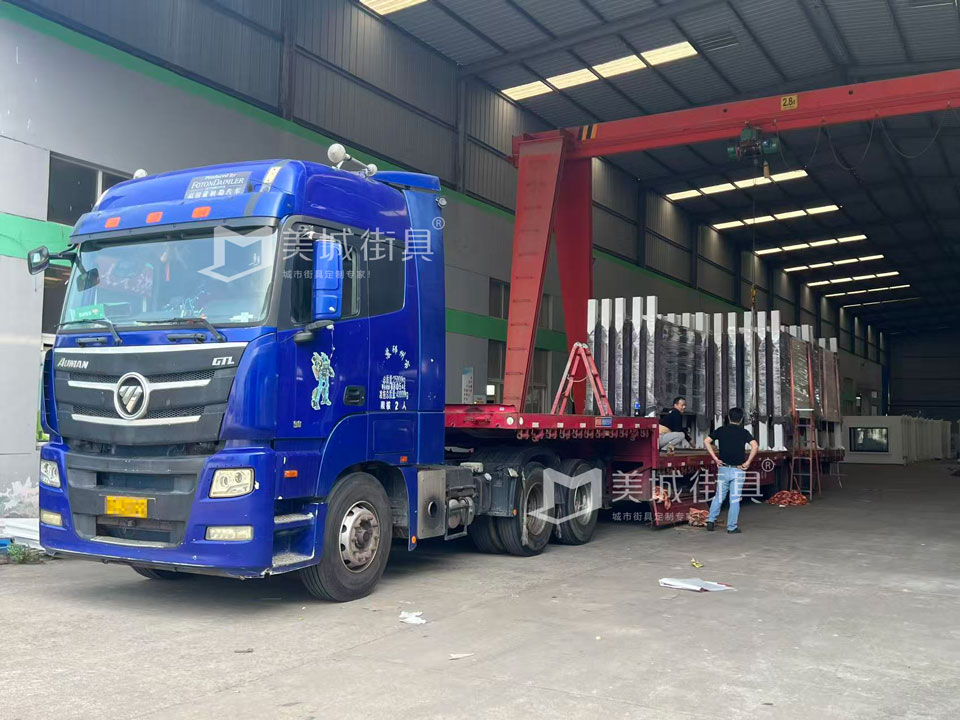 江蘇美城街具為新疆定制公交候車(chē)亭第四批發(fā)貨案例 江蘇美城街具為新疆定制公交候車(chē)亭第四批發(fā)貨案例